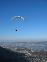 Paragliding Flugschule ,,paraworld.ch Gleitschirmschule Zürich. Bisenflug am Üetliberg über Zürich in der Schweiz.