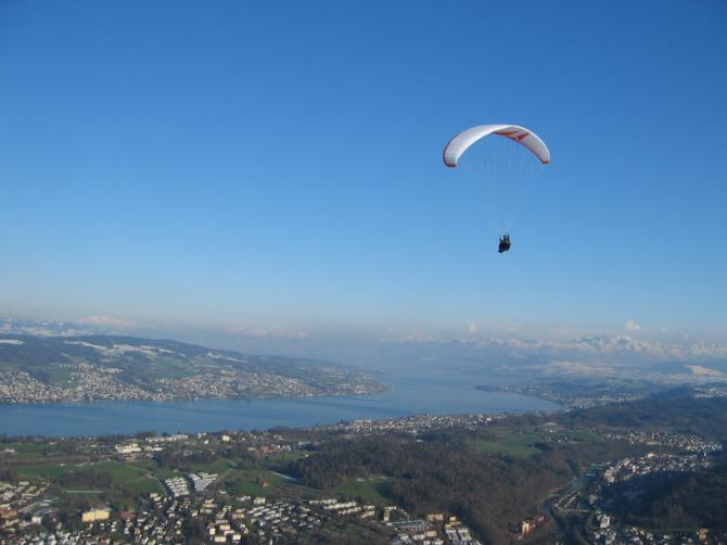 paraworld.ch Gleitschirmfliegen bei Bisenlage über Zürich und dem Zürichsee