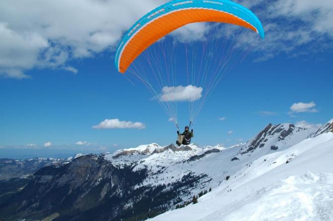 Parworld.ch Gleitschirm Flugschule Zürich. Winterflug im Hoch-Ybrig.