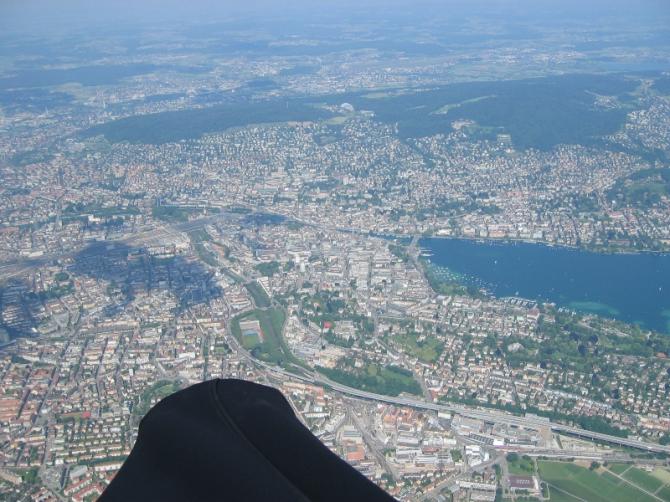 paraworld.ch Gleitschirmschule aus Zürich bei einen Bisenflug mit neuem Gleitschirm über dem Üetliberg