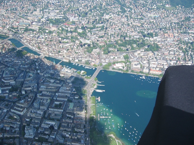 paraworld.ch paragliding über dem Seebecken von Zürich. Gleitschirmfliegen von seiner schönsten Seite.