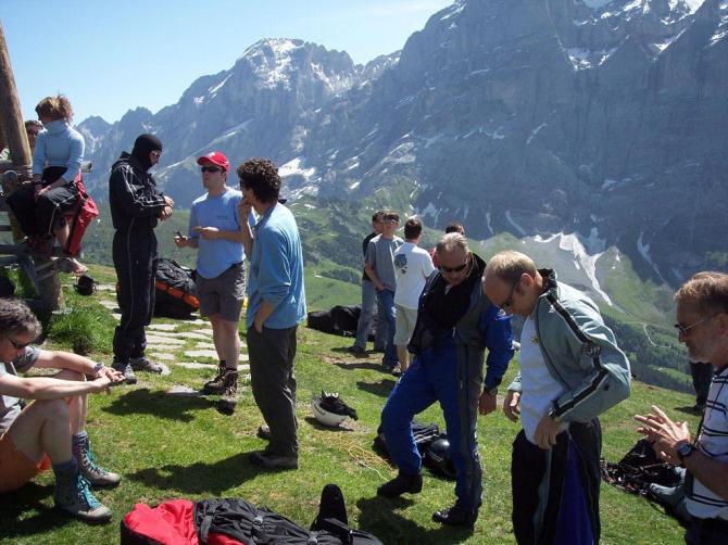 Die Mitglieder des Clubs 'Jungfrau-Tächi Grindelwald' treffen sich bei schönem Wetter am Startplatz First - hier zur alljährlichen Clubmeisterschaft, die in einer offenen und einer "Fun&Safety"-Klasse ausgetragen wird.