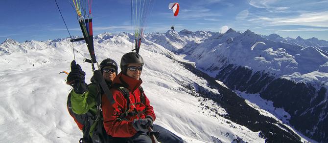 Winterthermikflug über der Jatzhütte. Unsere Tandemprofis freuen sich mit Dir zu Fliegen.
