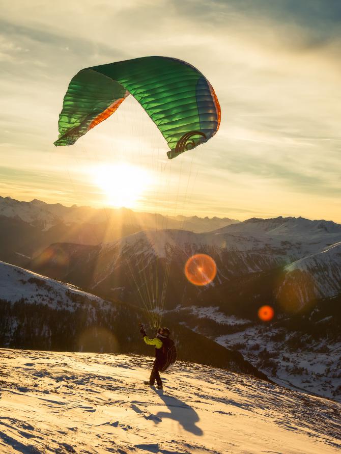Gleitschirmstart vom Jakobshorn-Gipfel 1000 Höhenmeter über Davos.