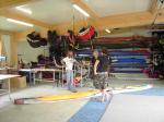 Paragliding Flugschule ,,Hier werden Gleitschirme und Drachen repariert und auch gecheckt .