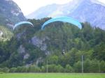 Paragliding Flugschule ,,Landeplatz Du Pont...
Genug Platz für jedermann.
Jöni, vor Hoisi am Biplace.
Foto by Vaudee