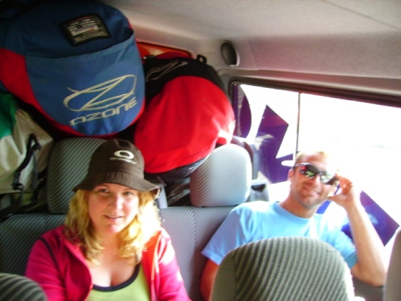 Im Birdwingbus.
Links Michelle, rechts Jimmy...
Foto by Vaudee