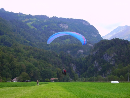 Landeplatz Du Pont, im Hintergrund Barbara Nägeli, Instruktorin Birdwing.
Foto by Vaudee