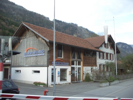Die Flugschule und zugleich Shop im Wiesland in Meiringen.
Hoisi berät gut und gerne...
Foto by Vaudee