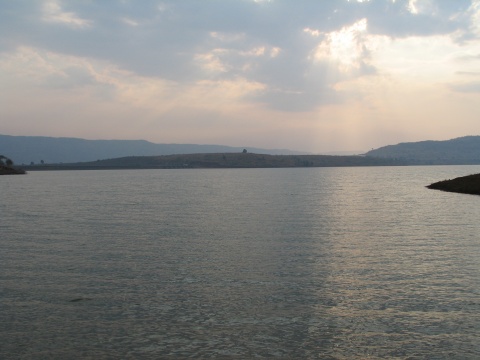 Der Stausee direkt unterhalb des Hauses