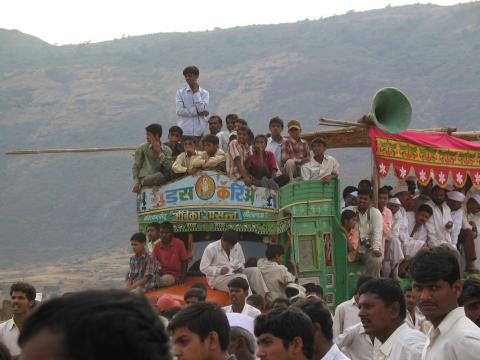 Massenattraktion Bullenrennen. Der Wagen des Ansagers