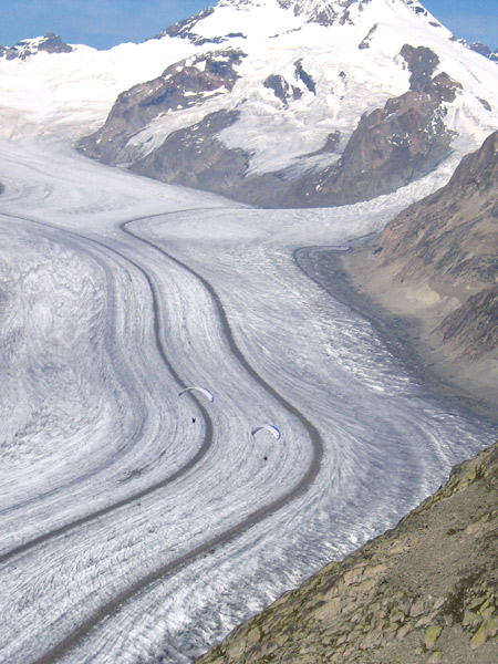 Biplace über dem Aletschgletscher