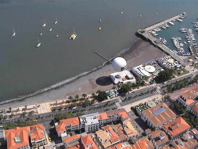 der Praia in Funchal, über 200m lang, zwischen 20-70m breit, touch&go auf dem Ballon erlaubt ;-)