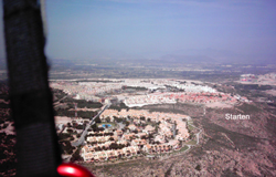 Blick aus der Höhe über den Spielplatz. Auch aufgenommen von AEROMAX