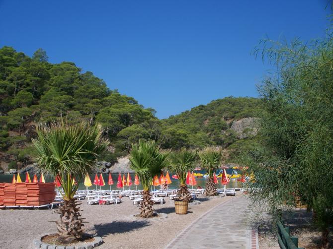 weg zur Lagune - sehr gepflegt und nett. Vorne dan neben das Gedrängel (aber es lohnt sich!)