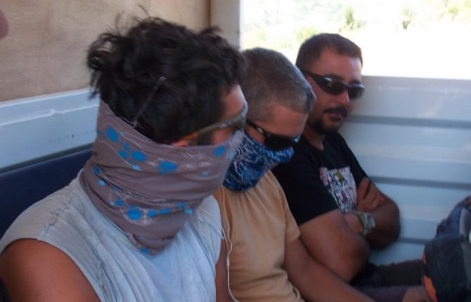 die Piloten als "Taliban" verkleidet...