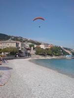 Paragliding Reise Bericht Europa Kroatien ,Glide & Sail in Kroatien,Südspitze von Krk, der Strand von Baska ist die Landepiste nach einem tollen Flug